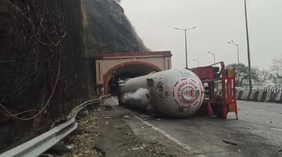 Mumbai–Pune Expressway Shut After Gas Tanker Accident Near Adoshi Tunnel; Use Tamhini and Malshej Routes