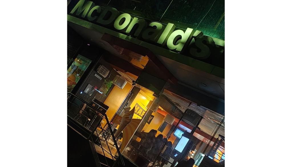 Pune’s Night Curbs Under Fire: Local Vendors Forced Shut While Pubs and Global Chains Run Late