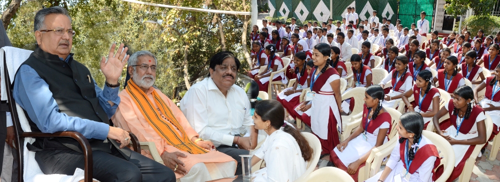 Chief Minister meets Kanker school