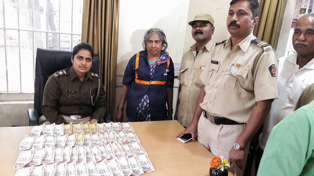 pune-sweeper-finds-52-notes-of-rs-1000-500-in-garbage-bin