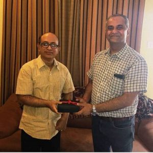 L-to-R_Vodafone-Fantastic-Breaks-Contest-Winner-Siddhartha-Guha-from-MG-felicitated-by-Vodafone-Official.jpg