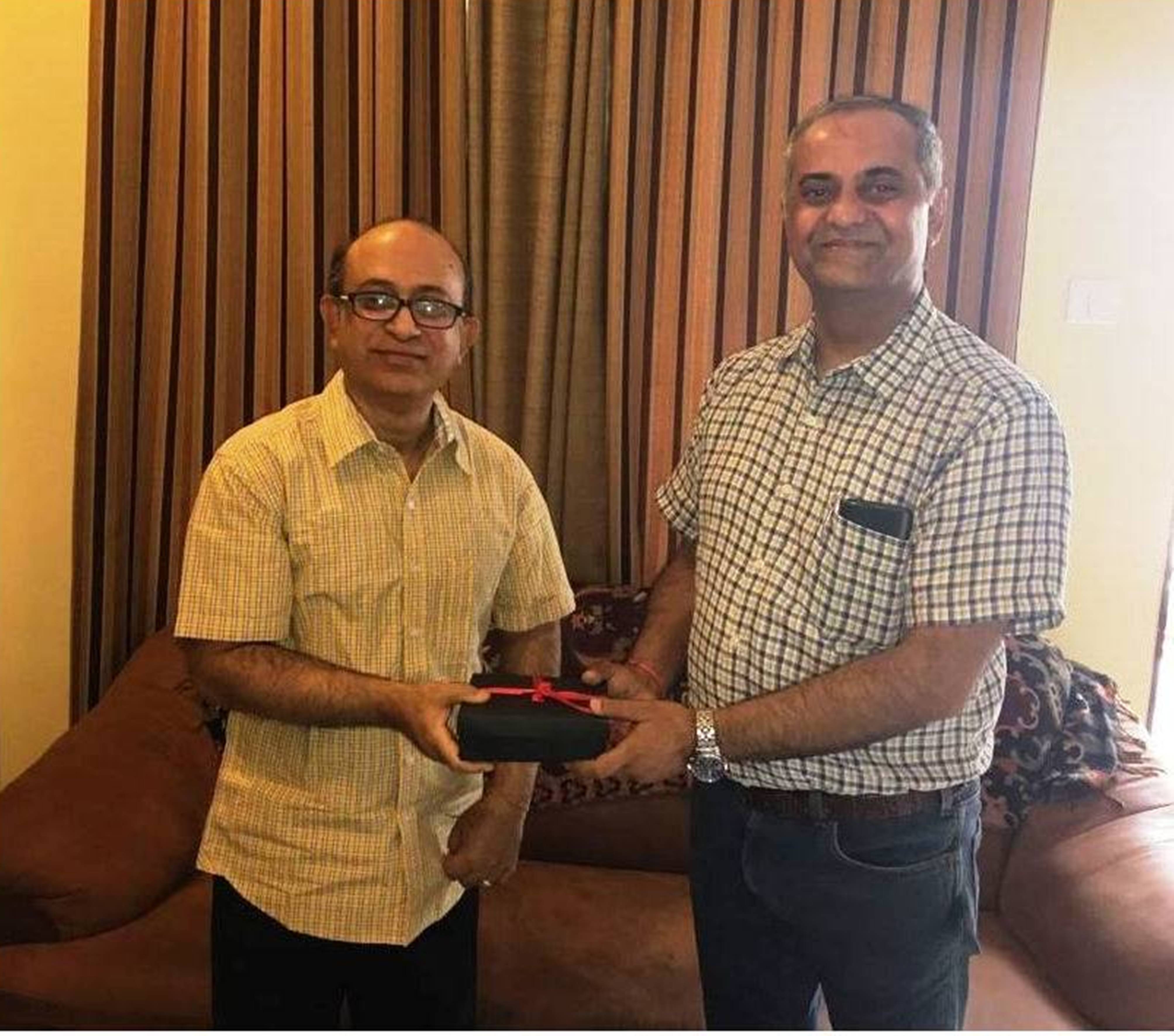 L-to-R_Vodafone-Fantastic-Breaks-Contest-Winner-Siddhartha-Guha-from-MG-felicitated-by-Vodafone-Official.jpg