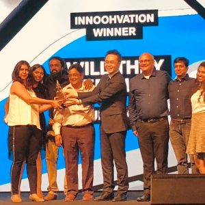 Shobhana-Hadap-Mangesh-Lohapatre-and-the-team-of-Studio-Mars-receives-the-award-at-the-hands-of-Suresh-Balakrishna-CEO-Kinetic-Advertising.jpg