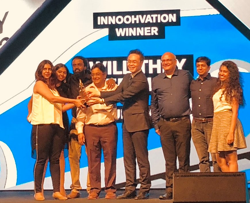 Shobhana-Hadap-Mangesh-Lohapatre-and-the-team-of-Studio-Mars-receives-the-award-at-the-hands-of-Suresh-Balakrishna-CEO-Kinetic-Advertising.jpg