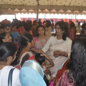 DRMRS-SUMAN-SONI-INTERACTING-WITH-THE-VEER-NARIS-OF-PUNE-TO-ADDRESS-THEIR-PROBLEMS.JPG