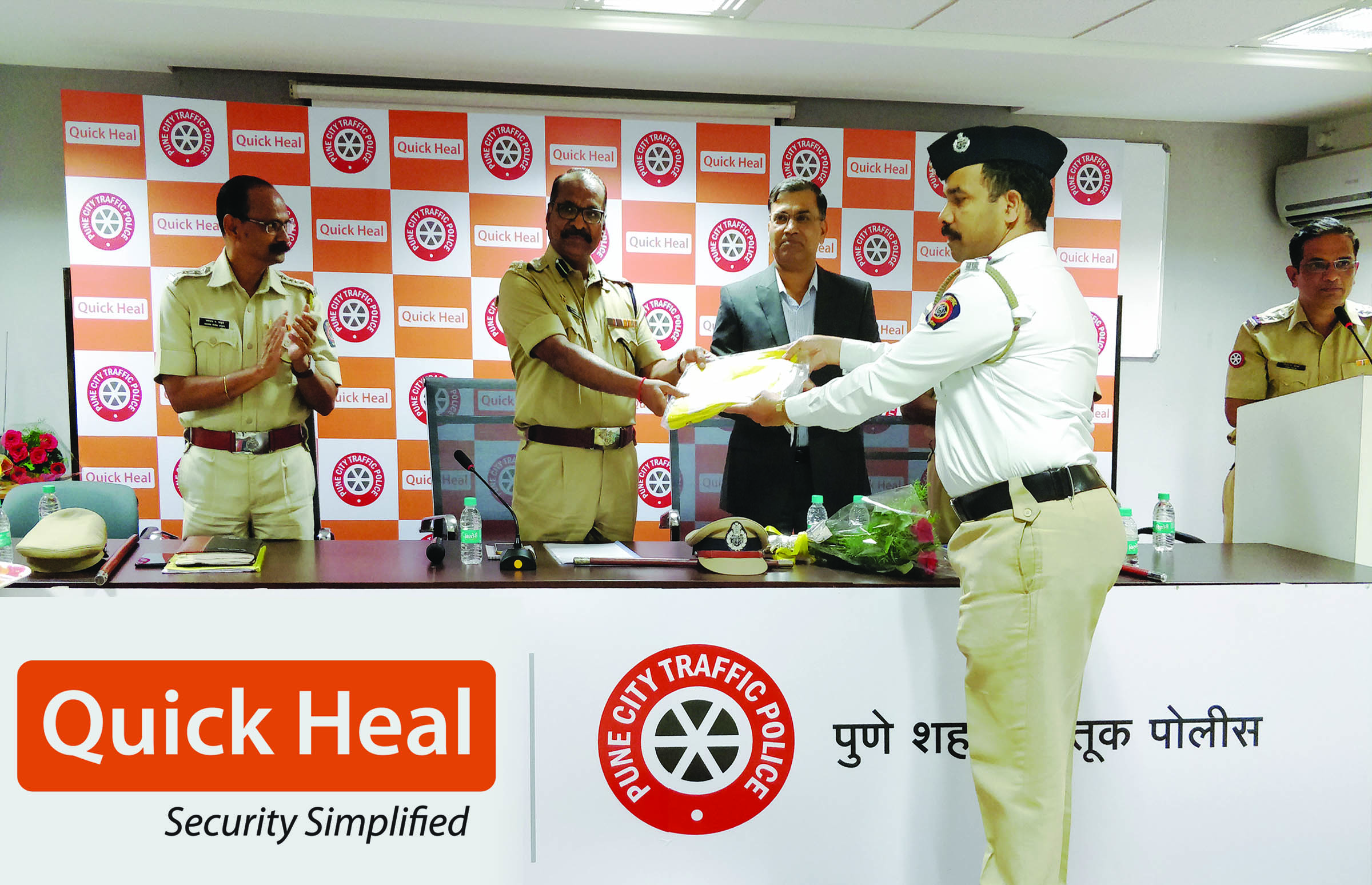 quick-heal-technologies-distributes-raincoats-to-pune-traffic-police-punekar-news