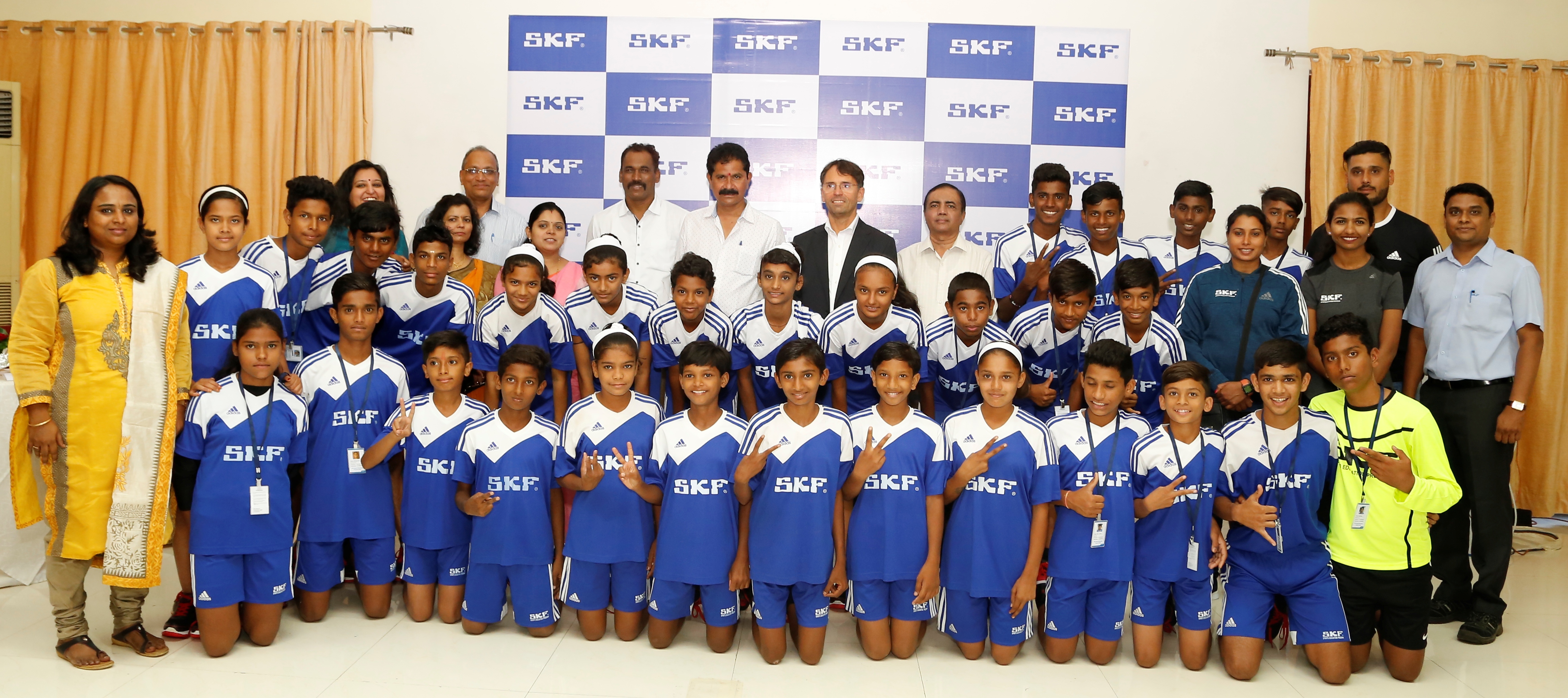 SKF-India-and-PCMC-Dignitaries-with-the-Gothia-Cup-Teams-.jpg