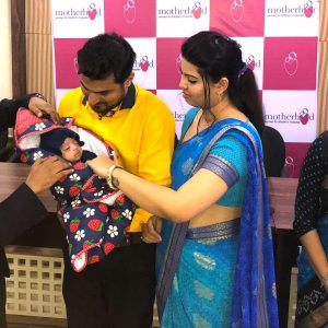L_R-Dr-Tushar-Parikh-Mr.-Mrs-Jha-with-baby-treated-at-Motherhood-Hospital-Kharadi-and-Dr-Krishna-Mehta.JPG