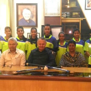 PA-Inamdar-and-girls-hockey-team-during-felicitation.jpeg