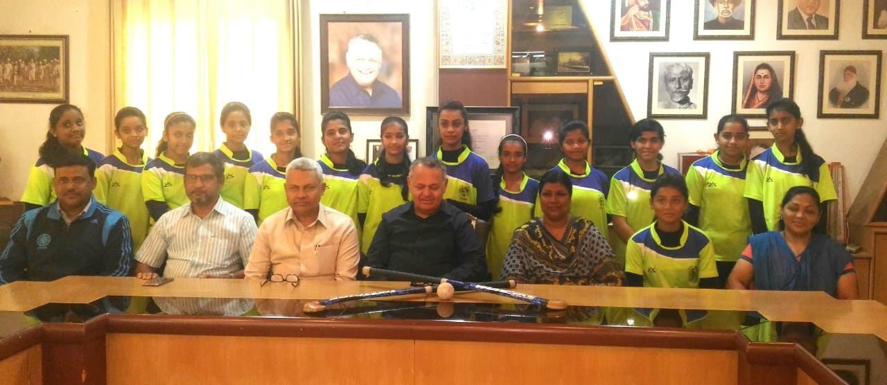 PA-Inamdar-and-girls-hockey-team-during-felicitation.jpeg