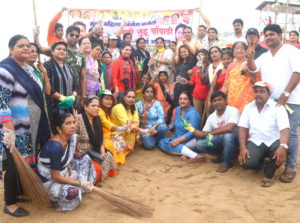 1. Gurpreet Kaur Chadha along with Mumbai Mahila Congress Committe during Juhu Beach cleaning post Ganpati Visarjan in Mumbai DSC_9489