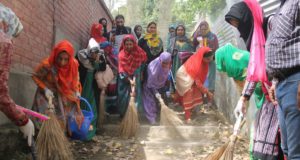 Kashmiris join PM Modi's Swacchata Hi Seva campaign. Seen here are Kashmiri women cleaning the streets