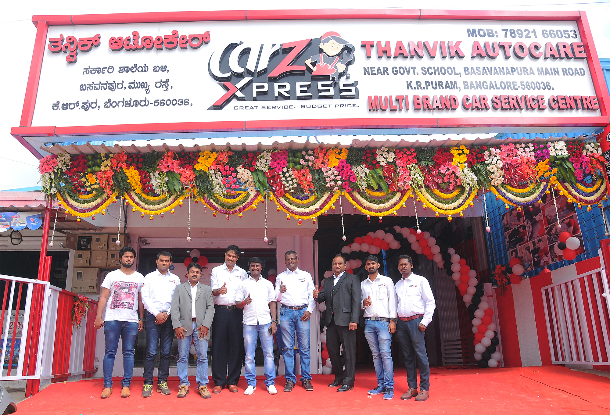 Venu-Donepudi-CarZ-Founder-MD-with-CarZ-Bengalure-Team.jpg
