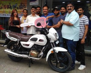 Mr.-Nizanuddin-the-first-bike-winner-of-itel-Festive-Bonanza-Offer-being-handed-over-the-bike-by-Jitender-Chadha-RSM-Maharashtra-Gujarat-and-the-Maharashtra-Team.jpg