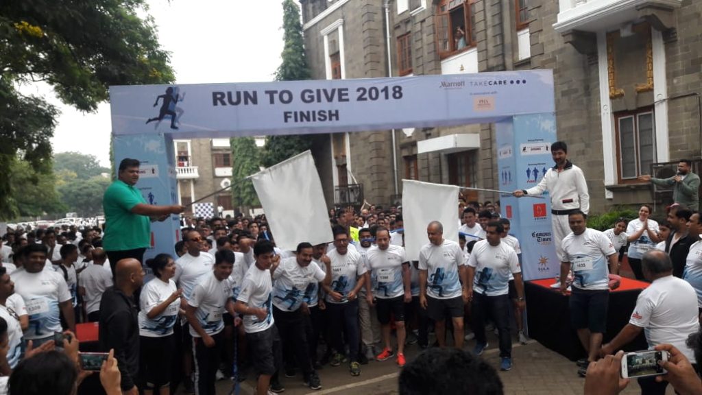 Mr. Vinay Aranha, trustee of The Aranha’s Rosary Education Group and Shri Shrimant Malojiraje Chhatrapati, trustee of AISSMS College of HMCT flags-off ‘Run to give 2018’ Marathon