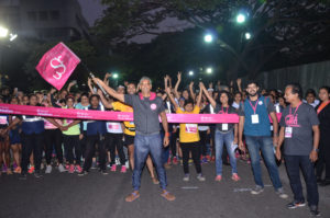 Mr.Milind-Soman-flagging-off-the-6th-edition-of-Pune-Pinkathon..jpg