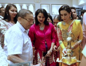 Karishma-Kapoor-at-PNG-Jewellers-store-launch-in-Pune-2.JPG