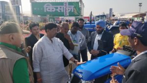 Sonalika-Tractors-at-Kisan-Pune-Expo.jpg