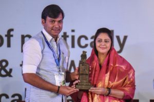 Mr.-Rahul-Karad-convenor-Bharatiya-Chhatra-Sansad-Founder-Dean-MIT-SOG-felicitating-Nagma-Morarji-from-Congress_640x426.jpg