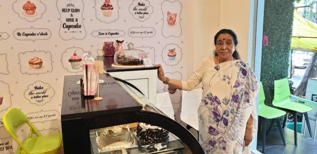 Asha Bhosale during visit to ice cream shop