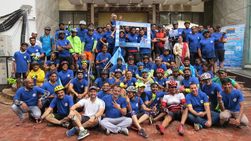 SANJAY PANDEY AND AMAR UPADHYAY WITH PARTICIPANTAS OF CYCLATHON