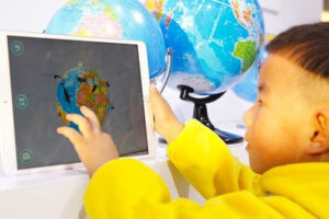 A boy checks out an online geography class provided by Zuoyebang during a recent high-tech exhibition in Wuzhen, Zhejiang province. [Photo by Chen Zebing/China Daily]