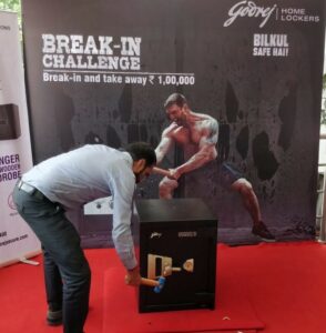 Caption - Resident in Pune attempting the Godrej Security Solutions Break in Challenge - Copy (8)