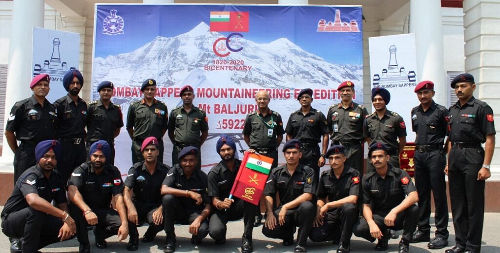 Group-photo-with-the-Expedition-Team-.jpg