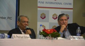 (L-R)Dr. Rakesh Mohan & Ishaat Hussain at program organised by Pune International Centre