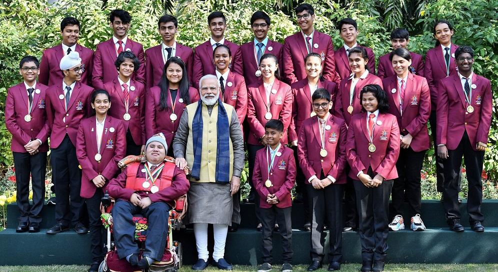 The Prime Minister, Shri Narendra Modi with the awardees of Pradhan Mantri Rashtriya Bal Puraskar 2020, in New Delhi on January 24, 2020.