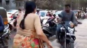 Pune-woman-scolds-bikers-driving-on-footpath