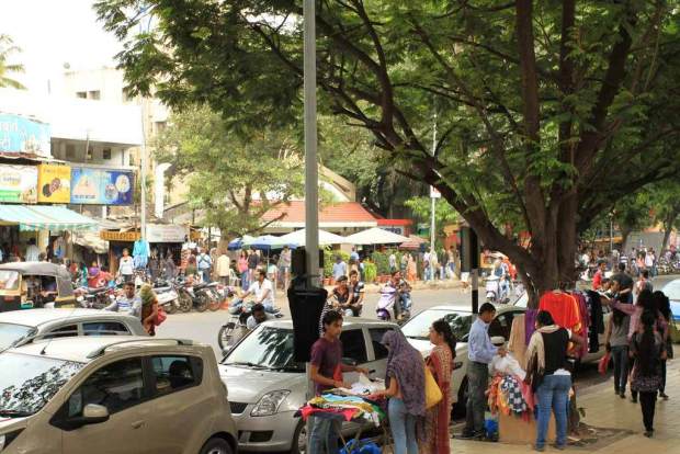 FC-Road-Pune-Shops-Crowd-and-Rush