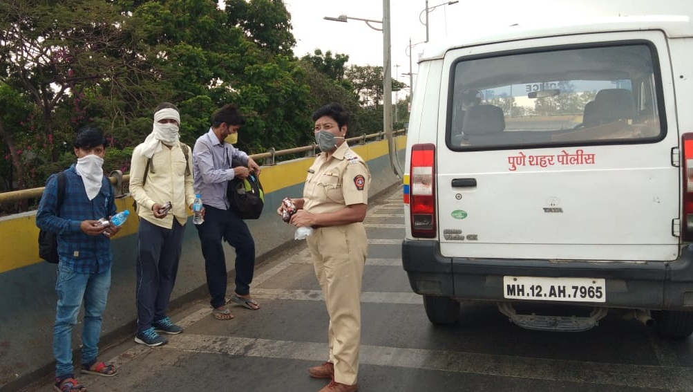 Police Inspector Sangeeta Patil distributing food materials to migrant workers.