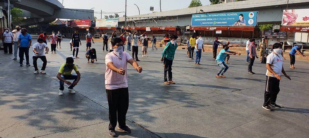 Pune Police Made People Do Yoga and Sit-ups for coming out for morning walk