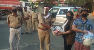 Arunachal Pradesh students handed over food by Pune police