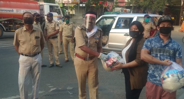 Arunachal Pradesh students handed over food by Pune police