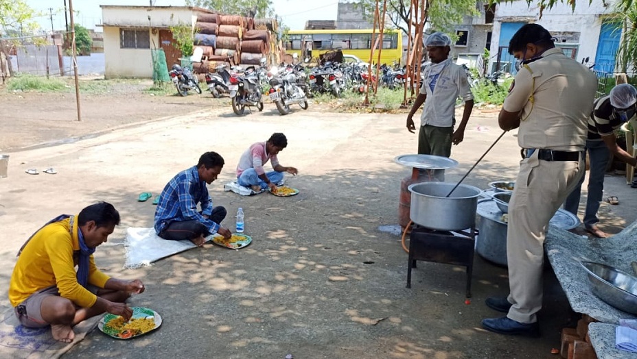 Maharashtra Policeman cook food for people.