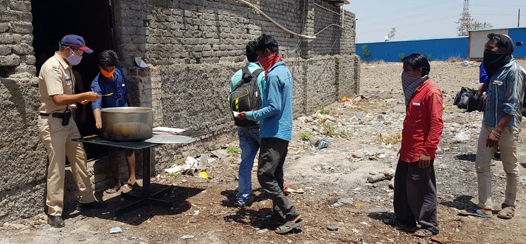 Pune Police serving food to workers at Wagheshwar Parking on Pune-Ahmednagar highway.