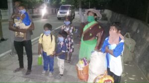 Pune police help migrant workers.