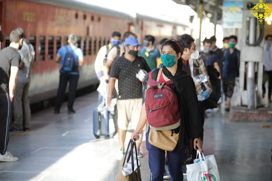 Kashmiri students at Pune station