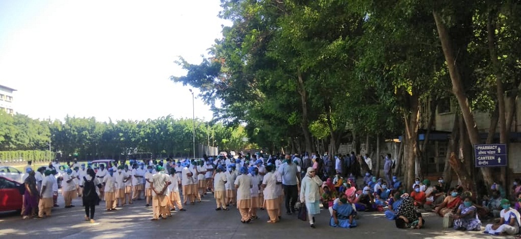 Doctors, nurses protest at Navale Hospital in Pune