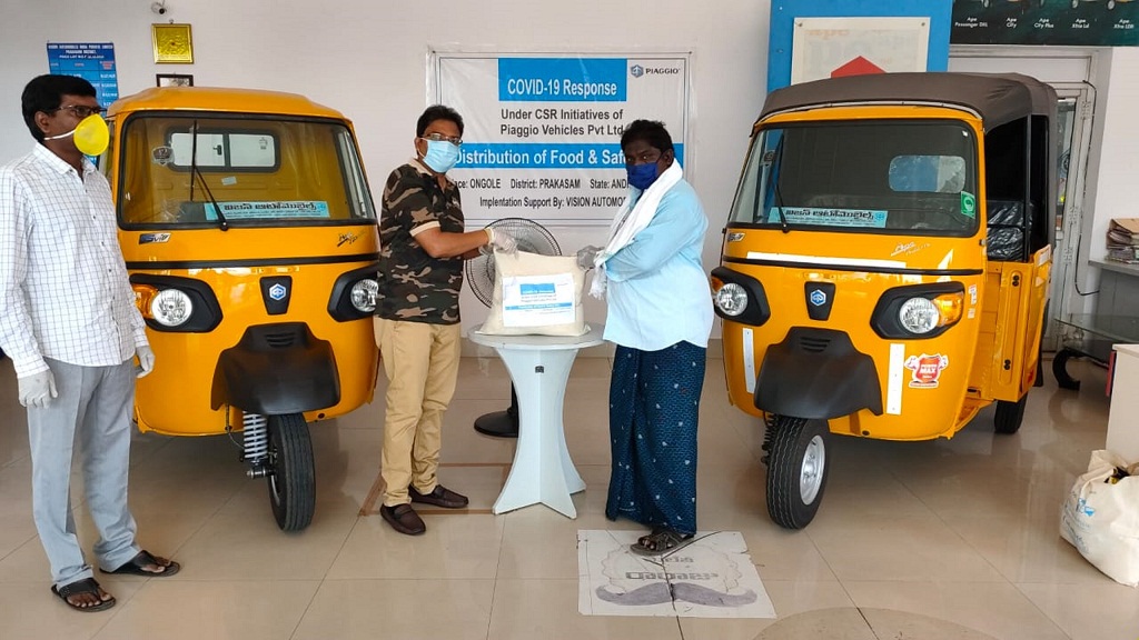 Ration kit handover to the auto rickshaw driver