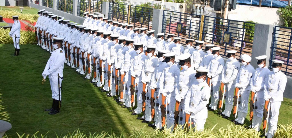 Guard_of_Honour_observing_a_two-minute_silence_as_a_homage_to_Kargil_Braves_on_the_occasion_of_Kargil_Vijay_Diwas