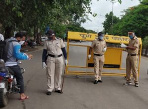 Pune police lockdown curfew