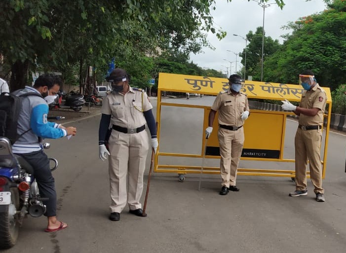 Pune police lockdown curfew