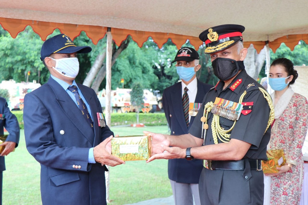 Lt Gen CP Mohanty, Army commander Southern Command interacting with veterans at National war Memorial , Pune on Kargil Vijay Diwas.