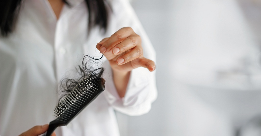 nNguyên nhân và sự khác nhau giữa tóc gãy và tóc rụng là gì?