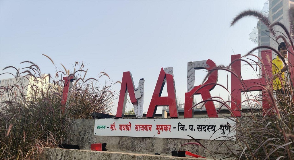 i love narhe selfie point sign