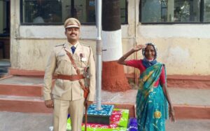 Cleaner Woman’s Photo Goes Viral After Shared By Police Officer Nanaware