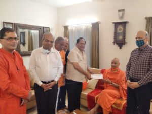 K K Goyal presenting the cheque to Acharya Kishorji Vyas